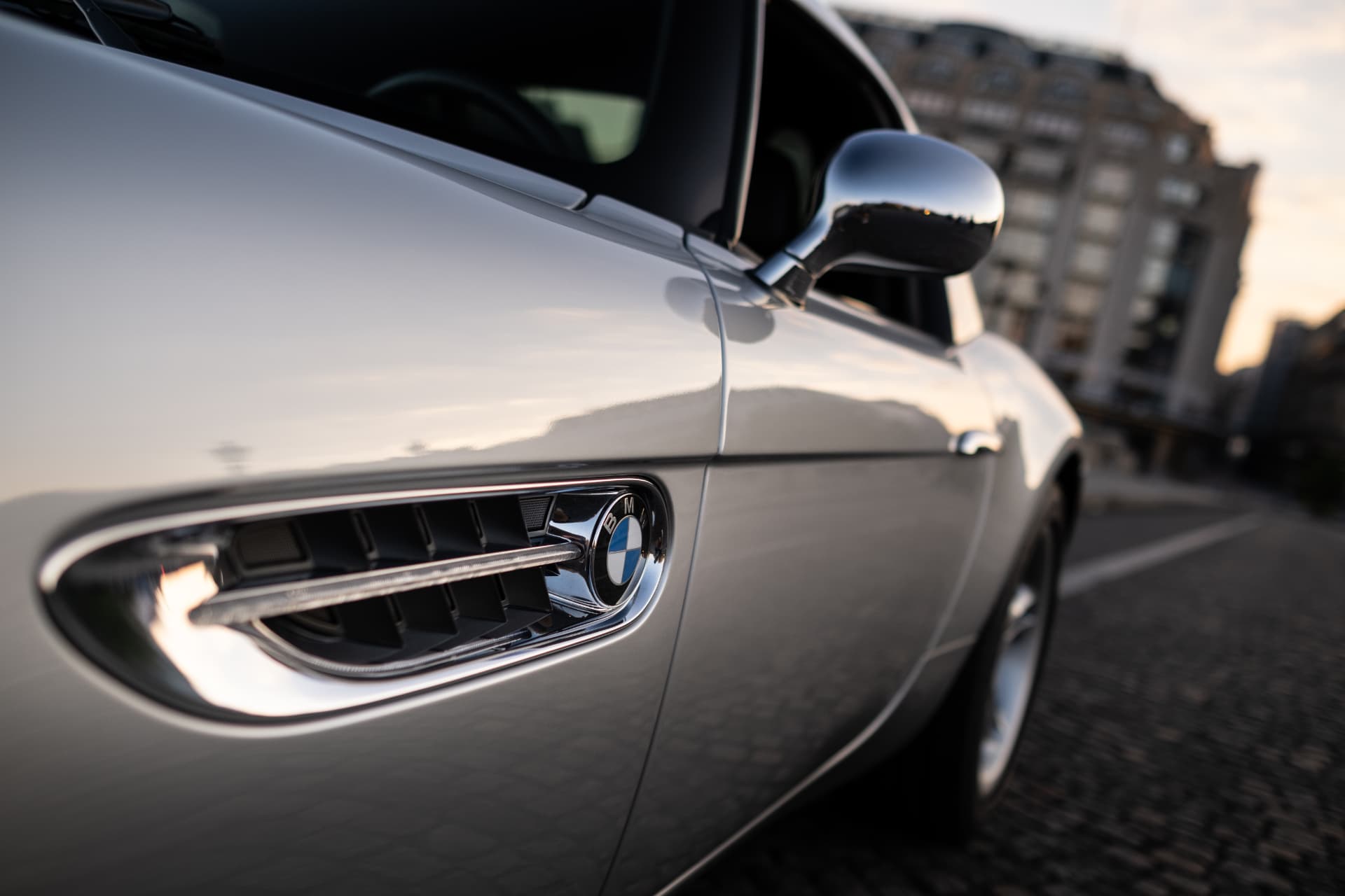 Chrome detail of the BMW Z8: side vent and mirror